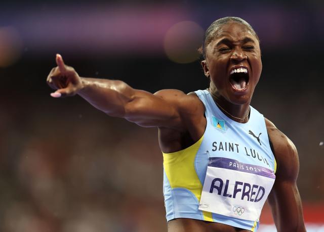 巴黎奥运会丨田径——女子100米：圣卢西亚选手阿尔弗雷德夺冠XxjpseC008695_20240804_MVPFN0A001.jpg