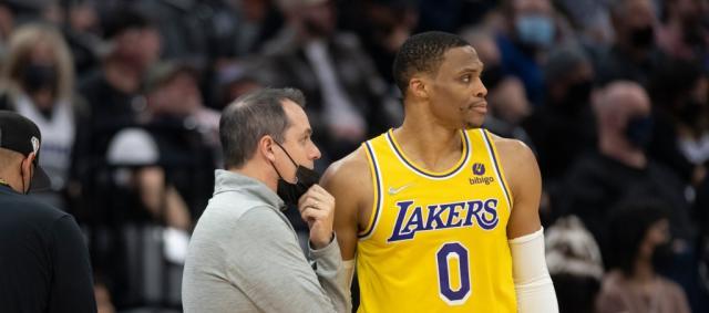 开云权威入口-从薪金维度分析湖人未来 分期裁掉韦少是最优解?