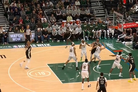 开云品牌-你到底咋了?字母哥对抗金鸡独立后仰投出空气球