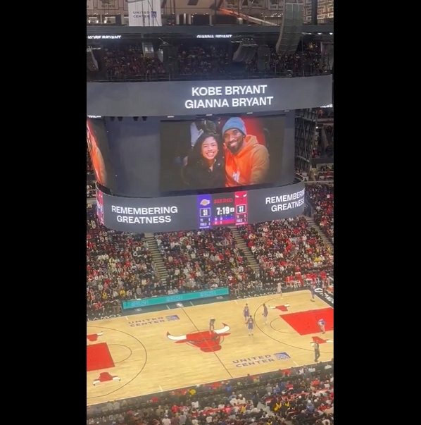 ❤️有心了!公牛主场大屏幕致敬科比和Gigi:缅怀伟大